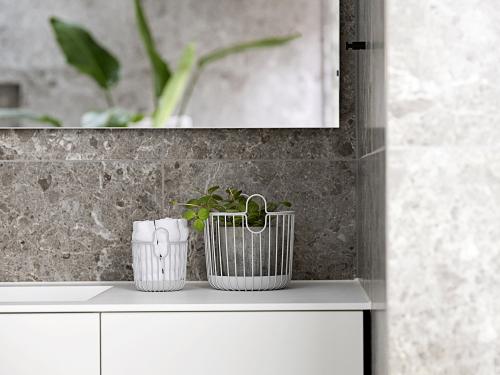 Úložný kovový košík Inu Soft Grey 20x20 cm