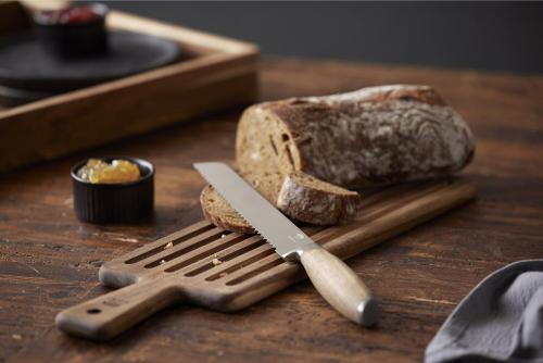 Krájecí prkénko s nožem na chleba