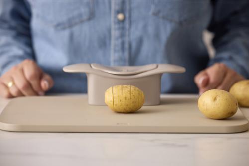 Kráječ na brambory a zeleninu Hasselback