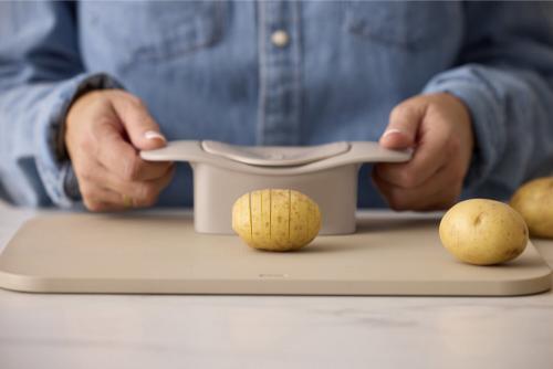 Kráječ na brambory a zeleninu Hasselback