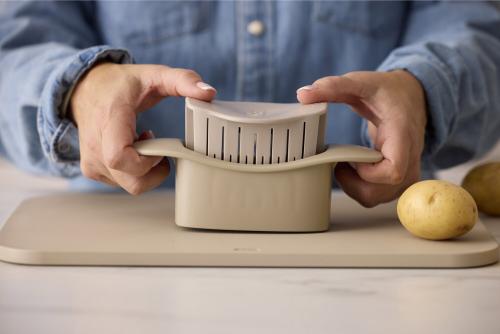 Kráječ na brambory a zeleninu Hasselback